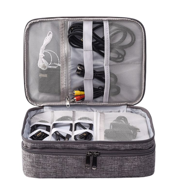 Sac de voyage portable à 3 niveaux, idéal pour ranger les fils USB, la banque d'alimentation, les écouteurs et plus encore, sécurisé avec une fermeture éclair collection Bagages & Organisation de la boutique Petites Aventures couleur gris