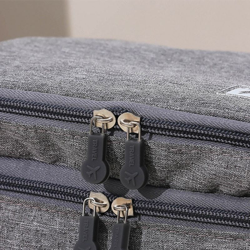 Sac de voyage portable à 3 niveaux, idéal pour ranger les fils USB, la banque d'alimentation, les écouteurs et plus encore, sécurisé avec une fermeture éclair collection Bagages & Organisation de la boutique Petites Aventures couleur gris