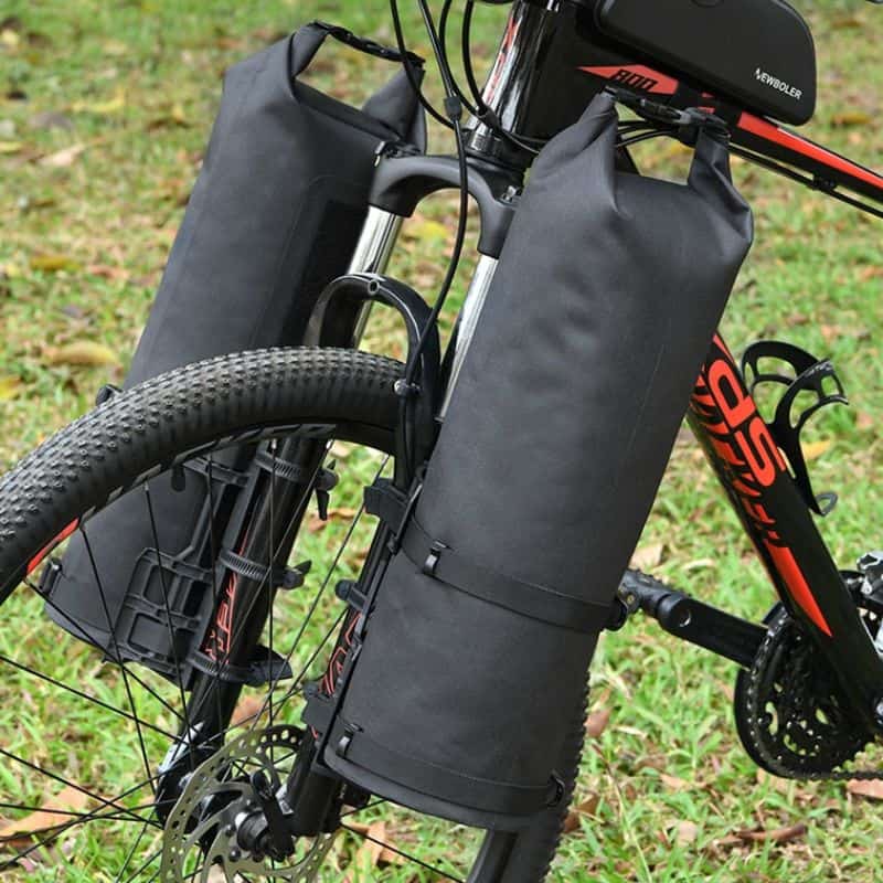 Image du Sac de Fourche de Vélo Étanche pour des balades à vélo sans souci. Accessoire de vélo, sacoche de guidon, rangement pour cyclistes, sac de cadre, équipement de cyclisme.