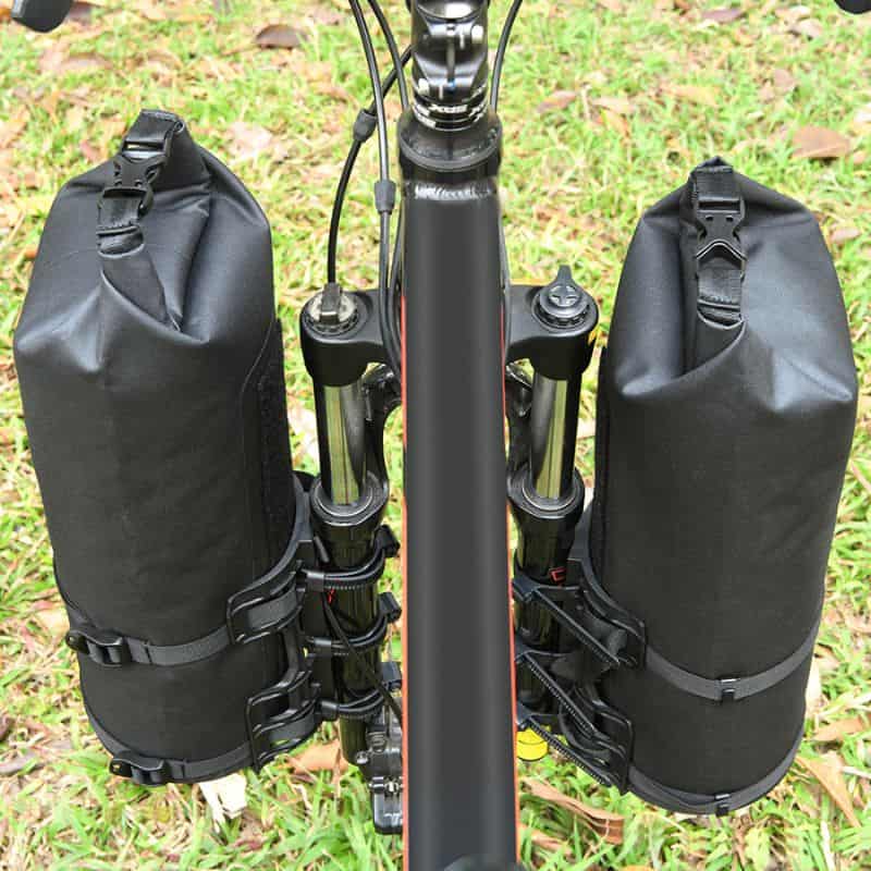 Image du Sac de Fourche de Vélo Étanche pour des balades à vélo sans souci. Accessoire de vélo, sacoche de guidon, rangement pour cyclistes, sac de cadre, équipement de cyclisme.