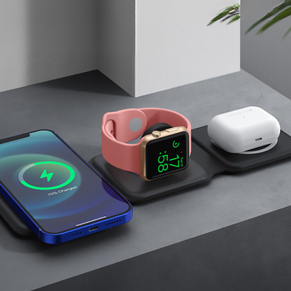Chargeur sans fil 3 en 1, pliable et portable, pour une expérience de chargement simplifiée pour iPhone, Apple Watch et AirPods collection Gadgets & Techno de la boutique Petites Aventures