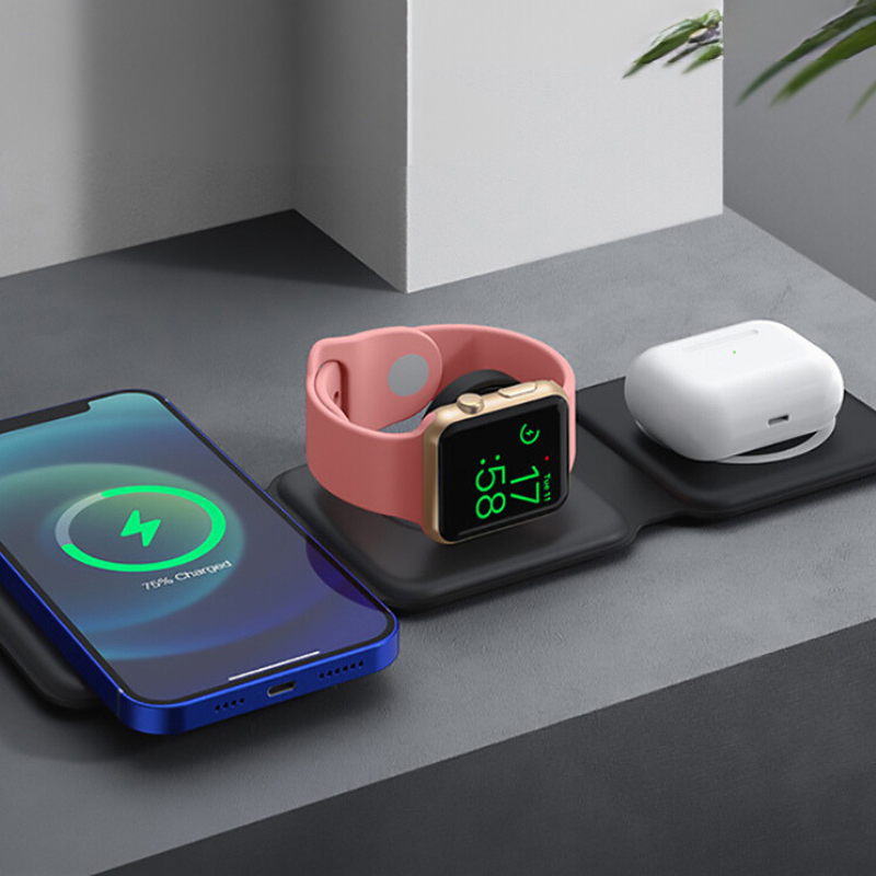 Chargeur sans fil 3 en 1, pliable et portable, pour une expérience de chargement simplifiée pour iPhone, Apple Watch et AirPods collection Gadgets & Techno de la boutique Petites Aventures