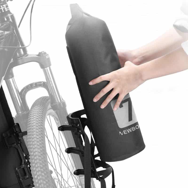 Image du Sac de Fourche de Vélo Étanche pour des balades à vélo sans souci. Accessoire de vélo, sacoche de guidon, rangement pour cyclistes, sac de cadre, équipement de cyclisme.