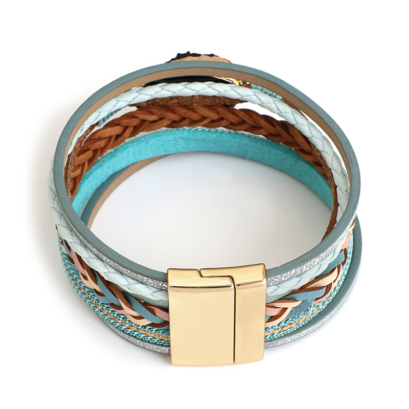 Couleur bleu Bracelet boho Bracelet en cuir Bijoux colorés Breloques tressées Bracelet large Pierres naturelles Style vintage Accessoire d'été Accessoire chic Bracelet pour femmes collection Summer chic de la collection Petites Aventures