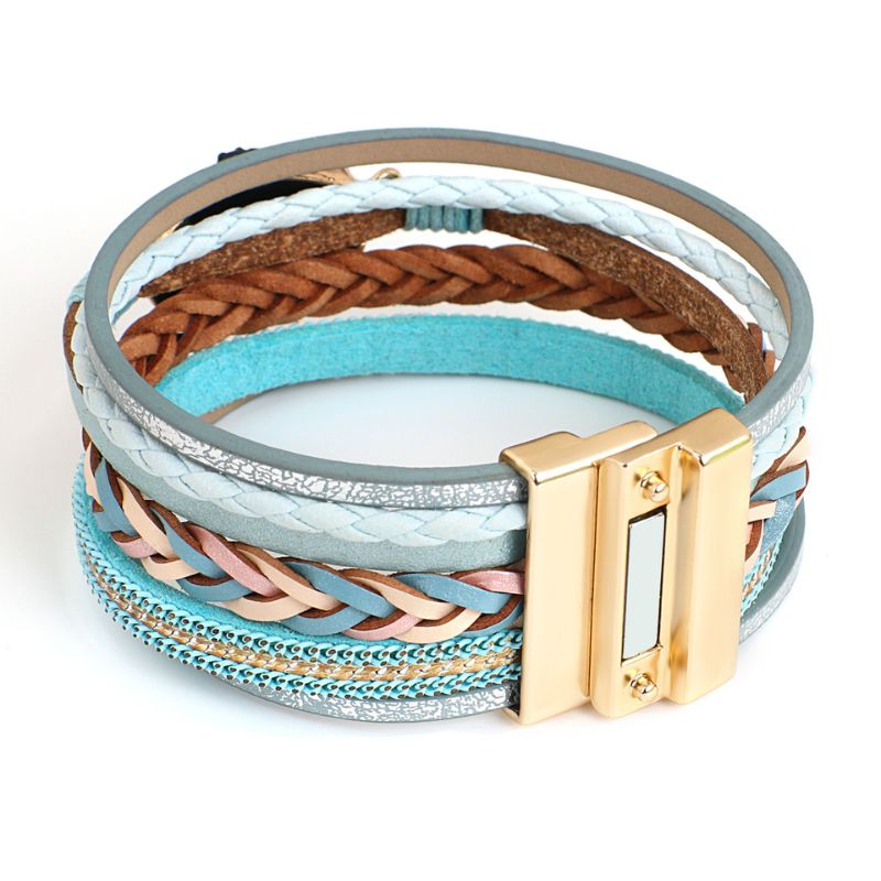 Couleur bleu Bracelet boho Bracelet en cuir Bijoux colorés Breloques tressées Bracelet large Pierres naturelles Style vintage Accessoire d'été Accessoire chic Bracelet pour femmes collection Summer chic de la collection Petites Aventures