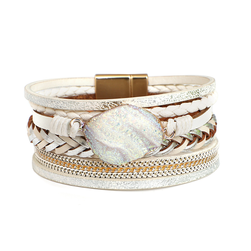 Couleur blanc Bracelet boho Bracelet en cuir Bijoux colorés Breloques tressées Bracelet large Pierres naturelles Style vintage Accessoire d'été Accessoire chic Bracelet pour femmes collection Summer chic de la collection Petites Aventures