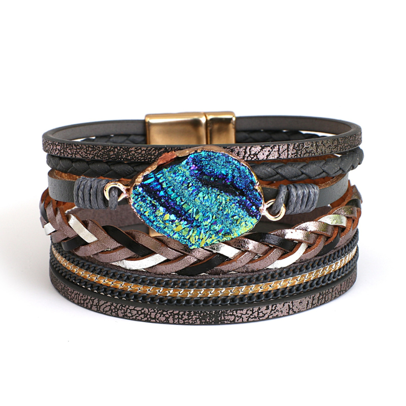 Couleur gris Bracelet boho Bracelet en cuir Bijoux colorés Breloques tressées Bracelet large Pierres naturelles Style vintage Accessoire d'été Accessoire chic Bracelet pour femmes collection Summer chic de la collection Petites Aventures