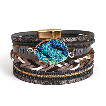 Couleur gris Bracelet boho Bracelet en cuir Bijoux colorés Breloques tressées Bracelet large Pierres naturelles Style vintage Accessoire d'été Accessoire chic Bracelet pour femmes collection Summer chic de la collection Petites Aventures