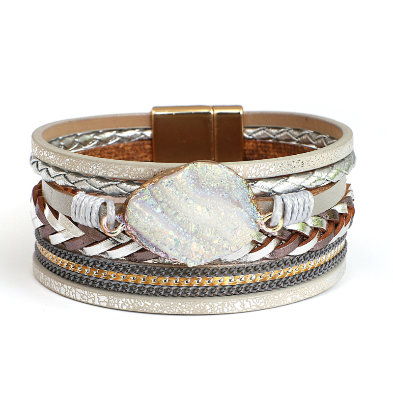 Couleur argent Bracelet boho Bracelet en cuir Bijoux colorés Breloques tressées Bracelet large Pierres naturelles Style vintage Accessoire d'été Accessoire chic Bracelet pour femmes collection Summer chic de la collection Petites Aventures