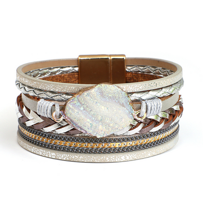 Couleur argent Bracelet boho Bracelet en cuir Bijoux colorés Breloques tressées Bracelet large Pierres naturelles Style vintage Accessoire d'été Accessoire chic Bracelet pour femmes collection Summer chic de la collection Petites Aventures