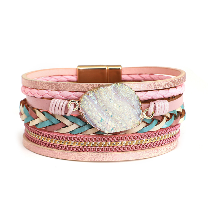 Couleur Rose Bracelet boho Bracelet en cuir Bijoux colorés Breloques tressées Bracelet large Pierres naturelles Style vintage Accessoire d'été Accessoire chic Bracelet pour femmes collection Summer chic de la collection Petites Aventures