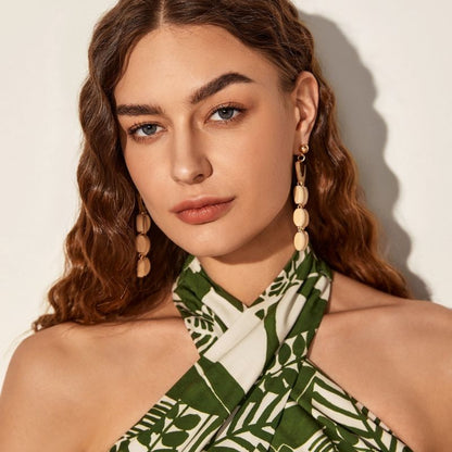 Présentation avec une femme qui porte les Boucles d'oreilles Rotin Bois Fait main Bohème Ethnique Géométrique Bijoux pendants Respectueux de l'environnement Original collection Summer chic de la boutique Petites Aventures