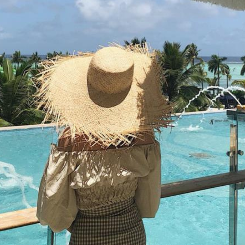 Femme avec le Chapeau de soleil Raphia naturelle Fait main Protection solaire Accessoire de plage Nouvelle collection Vacances d'été Collection Summer chic de la boutique Petites Aventures