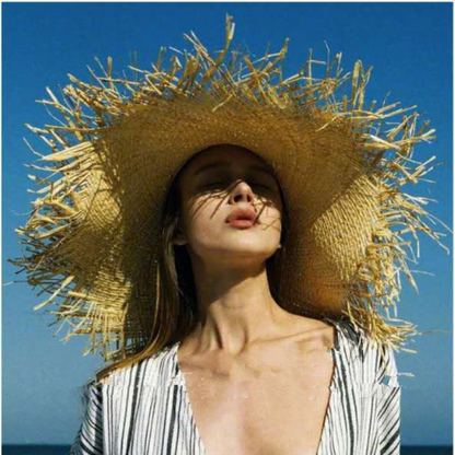 Femme a la plage avec le Chapeau de soleil Raphia naturelle Fait main Protection solaire Accessoire de plage Nouvelle collection Vacances d'été Collection Summer chic de la boutique Petites Aventures