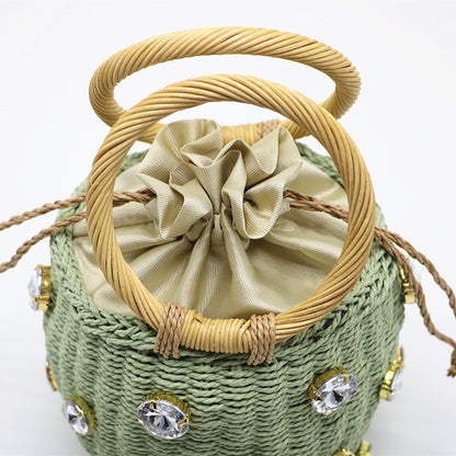 sac en paille couleur vert sac à main de voyage fait main sacs pour femmes sac en cristal petit sac seau sac orné de diamants sac bohème accessoire d'été collection Summer chic de la boutique Petites Aventures