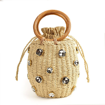 sac en paille couleur beige sac à main de voyage fait main sacs pour femmes sac en cristal petit sac seau sac orné de diamants sac bohème accessoire d'été collection Summer chic de la boutique Petites Aventures