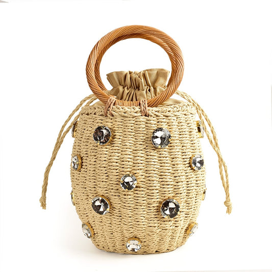 sac en paille couleur beige sac à main de voyage fait main sacs pour femmes sac en cristal petit sac seau sac orné de diamants sac bohème accessoire d'été collection Summer chic de la boutique Petites Aventures
