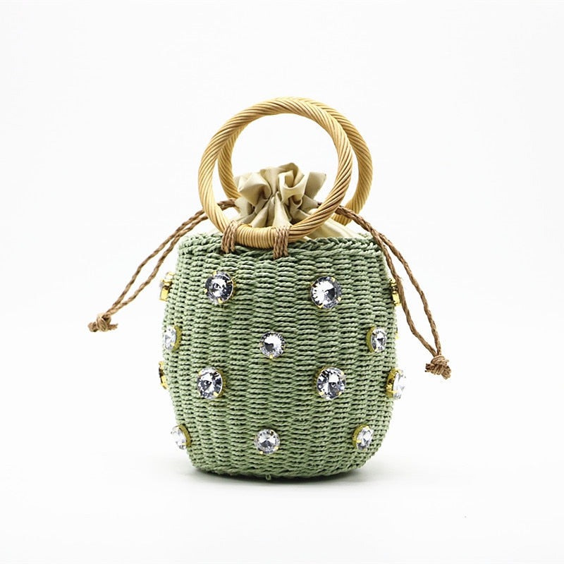 sac en paille couleur vert sac à main de voyage fait main sacs pour femmes sac en cristal petit sac seau sac orné de diamants sac bohème accessoire d'été collection Summer chic de la boutique Petites Aventures