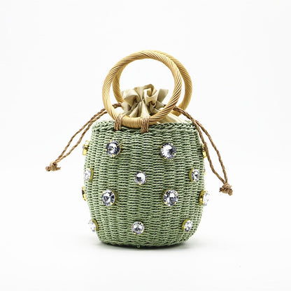 sac en paille couleur vert sac à main de voyage fait main sacs pour femmes sac en cristal petit sac seau sac orné de diamants sac bohème accessoire d'été collection Summer chic de la boutique Petites Aventures