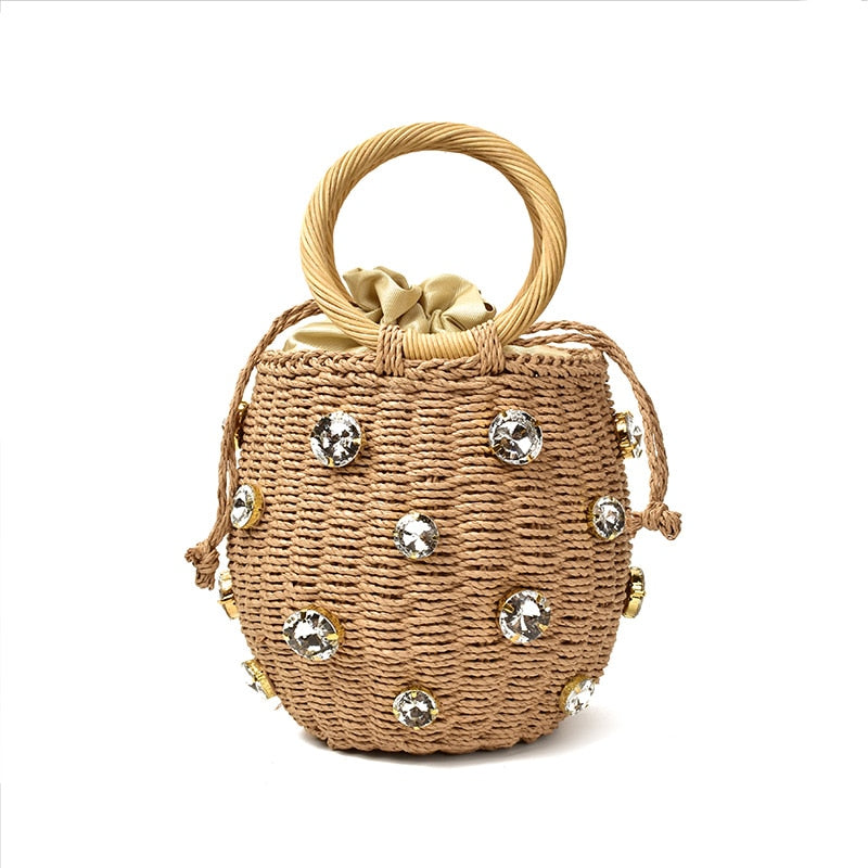 sac en paille couleur marron sac à main de voyage fait main sacs pour femmes sac en cristal petit sac seau sac orné de diamants sac bohème accessoire d'été collection Summer chic de la boutique Petites Aventures