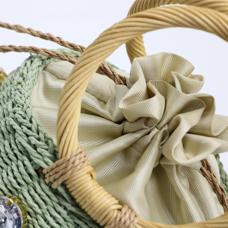 sac en paille couleur vert sac à main de voyage fait main sacs pour femmes sac en cristal petit sac seau sac orné de diamants sac bohème accessoire d'été collection Summer chic de la boutique Petites Aventures