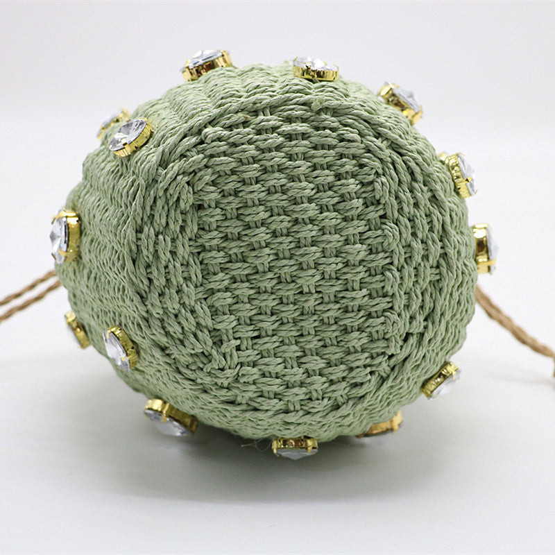 sac en paille couleur vert sac à main de voyage fait main sacs pour femmes sac en cristal petit sac seau sac orné de diamants sac bohème accessoire d'été collection Summer chic de la boutique Petites Aventures