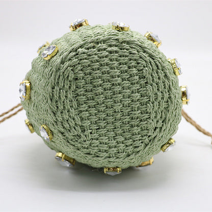 sac en paille couleur vert sac à main de voyage fait main sacs pour femmes sac en cristal petit sac seau sac orné de diamants sac bohème accessoire d'été collection Summer chic de la boutique Petites Aventures