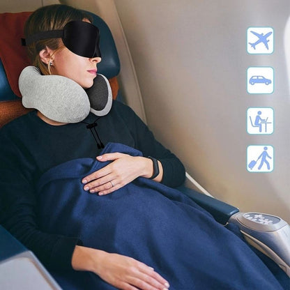 Oreiller de voyage  mis en avant dans l'avion Masque de nuit pour les yeux Kit de voyage confortable Ensemble oreiller et masque Accessoires de voyage Boules Quies collection confort voyage de la boutique Petites Aventures