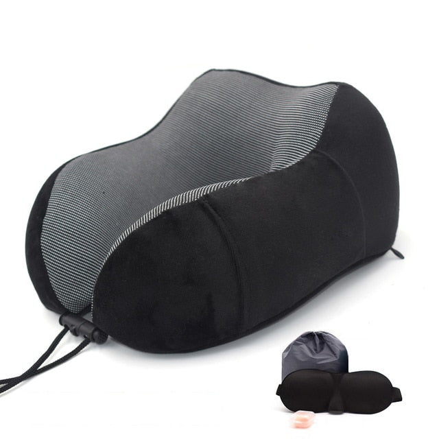 Oreiller de voyage couleur noir Masque de nuit pour les yeux Kit de voyage confortable Ensemble oreiller et masque Accessoires de voyage Boules Quies collection confort voyage de la boutique Petites Aventures