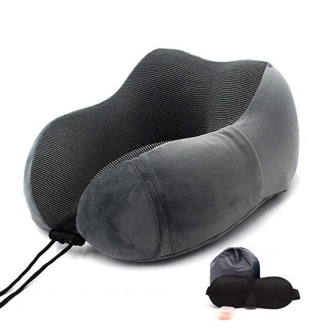 Oreiller de voyage  de couleur gris Masque de nuit pour les yeux Kit de voyage confortable Ensemble oreiller et masque Accessoires de voyage Boules Quies collection confort voyage de la boutique Petites Aventures