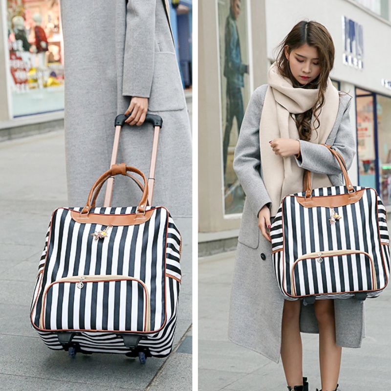 Mise en avant du Sac de voyage à roulettes pour femme tirer sur les roulettes de la collection bagage voyage de la boutique Petites Aventures Valise à roulettes Bagage à roulettes Bagage de voyage Sac de voyage rétro Accessoire de voyage Bagage pour femme