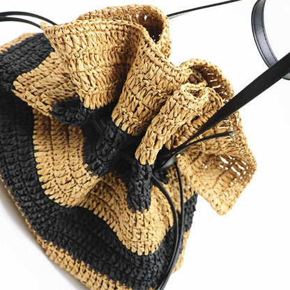 sac en paille sac à bandoulière pour femme sac fourre-tout style bohème sac rayé crocheté à la main accessoire de mode sac d'été éco-responsable artisanat collection Summer Chic de la boutique Petites Aventures