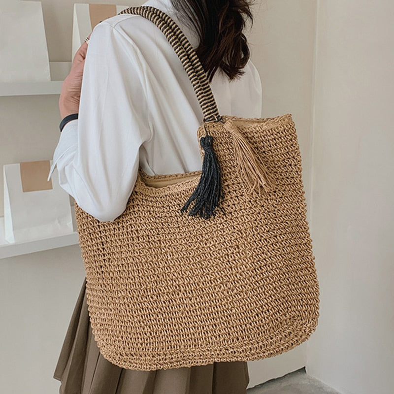 Sac de plage en paille Fourre-tout pour femmes Sacs d'été Accessoires de mode Sacs à main en paille Grand sac de plage Sacs à pompons Sacs de plage pour femmes Tendance plage Sacs de vacances collection Summer chic de la boutique Petites Aventures