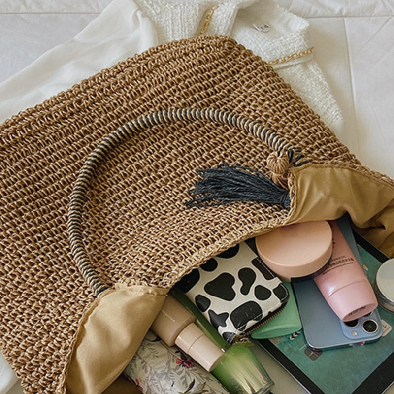 Sac de plage en paille Fourre-tout pour femmes Sacs d'été Accessoires de mode Sacs à main en paille Grand sac de plage Sacs à pompons Sacs de plage pour femmes Tendance plage Sacs de vacances collection Summer chic de la boutique Petites Aventures