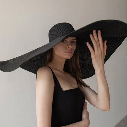 femme qui porte le  Chapeau  noir d'été XXL pour femme protection solaire large bord chapeau XXL chapeau souple chapeau pour femme chapeau pliable chapeau de plage Chapeau d'été collection Summer Chic de la Boutique Petites Aventures