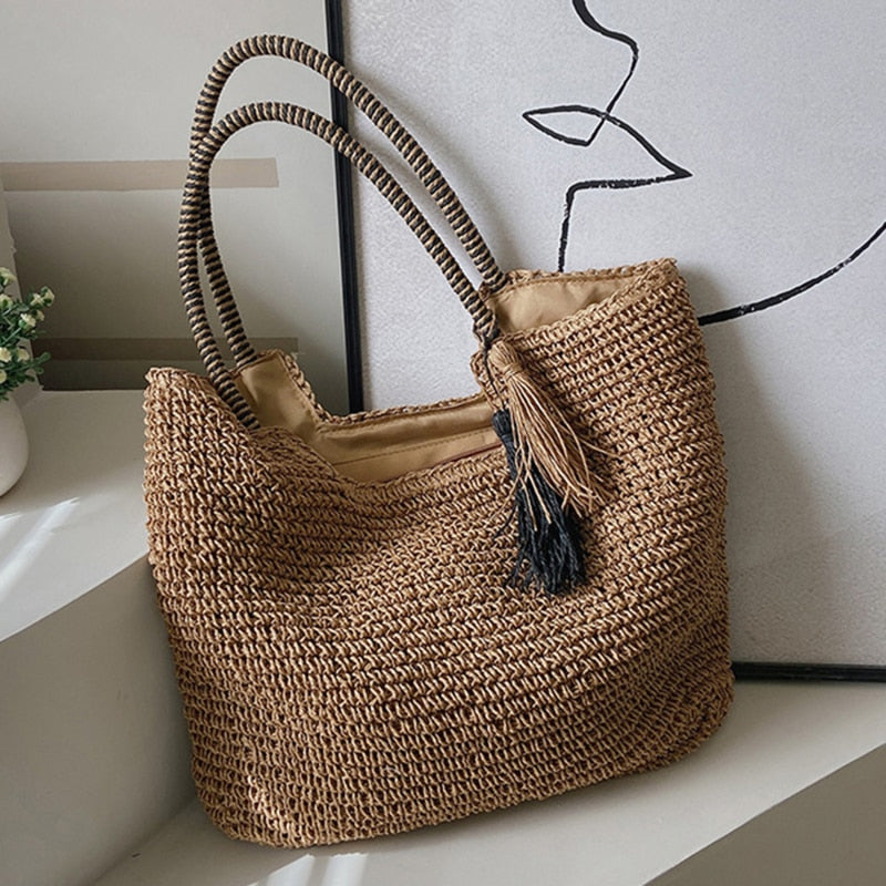 Sac de plage en paille Fourre-tout pour femmes Sacs d'été Accessoires de mode Sacs à main en paille Grand sac de plage Sacs à pompons Sacs de plage pour femmes Tendance plage Sacs de vacances collection Summer chic de la boutique Petites Aventures