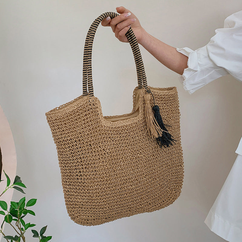 Sac de plage en paille Fourre-tout pour femmes Sacs d'été Accessoires de mode Sacs à main en paille Grand sac de plage Sacs à pompons Sacs de plage pour femmes Tendance plage Sacs de vacances collection Summer chic de la boutique Petites Aventures