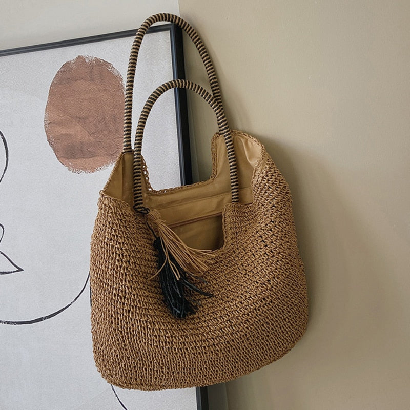 Sac de plage en paille Fourre-tout pour femmes Sacs d'été Accessoires de mode Sacs à main en paille Grand sac de plage Sacs à pompons Sacs de plage pour femmes Tendance plage Sacs de vacances collection Summer chic de la boutique Petites Aventures