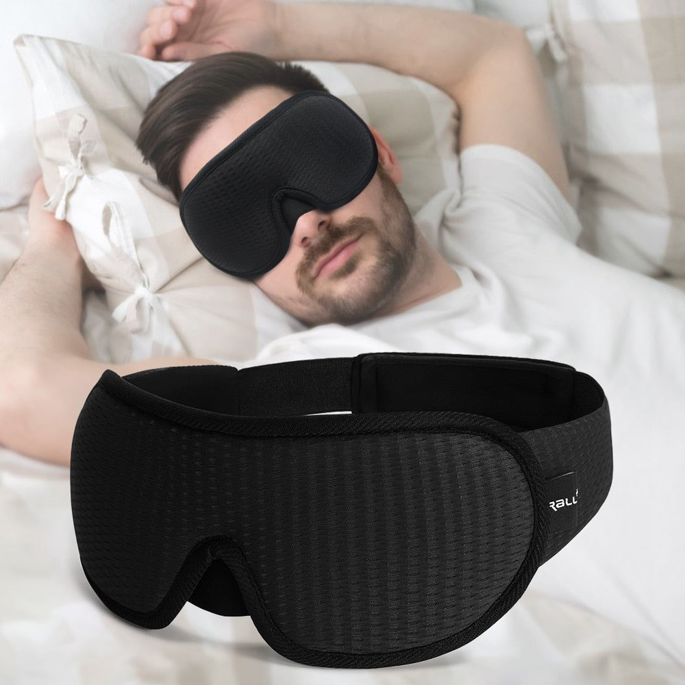 Un homme qui dore avec le Masque de sommeil 3D Confort Voyage de couleur noir de la boutique Petites Aventures Yeux Sommeil réparateur Conception ergonomique Léger Respirant