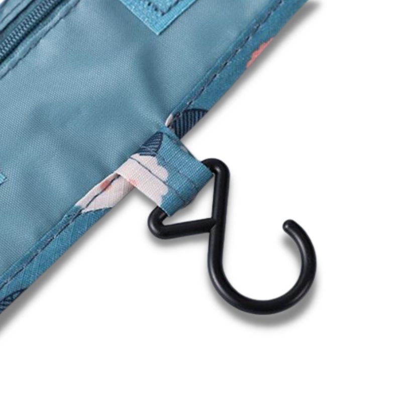 Trousse de toilette suspendue de la collection voyage de la boutique Petites Aventures