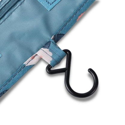 Trousse de toilette suspendue de la collection voyage de la boutique Petites Aventures