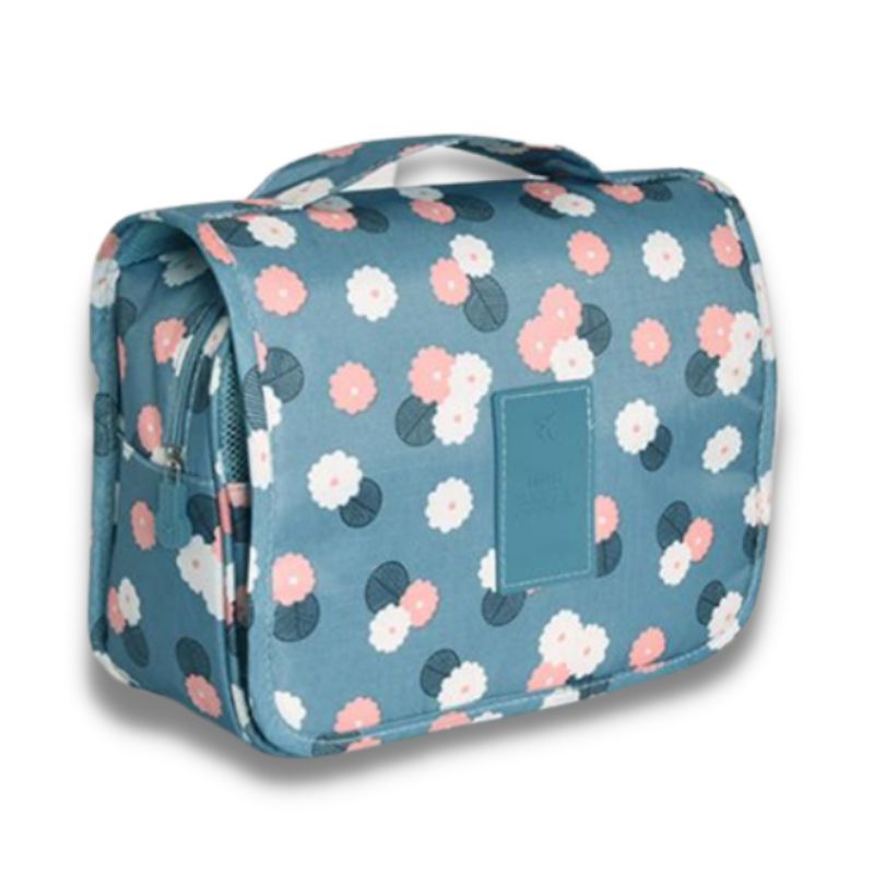 trousse de toilette suspendue Model Fleur en présentation de la collection de la boutique Petites Aventures- organisateur de voyage sac de maquillage pochette de rangement toilette de voyage trousse de toilette